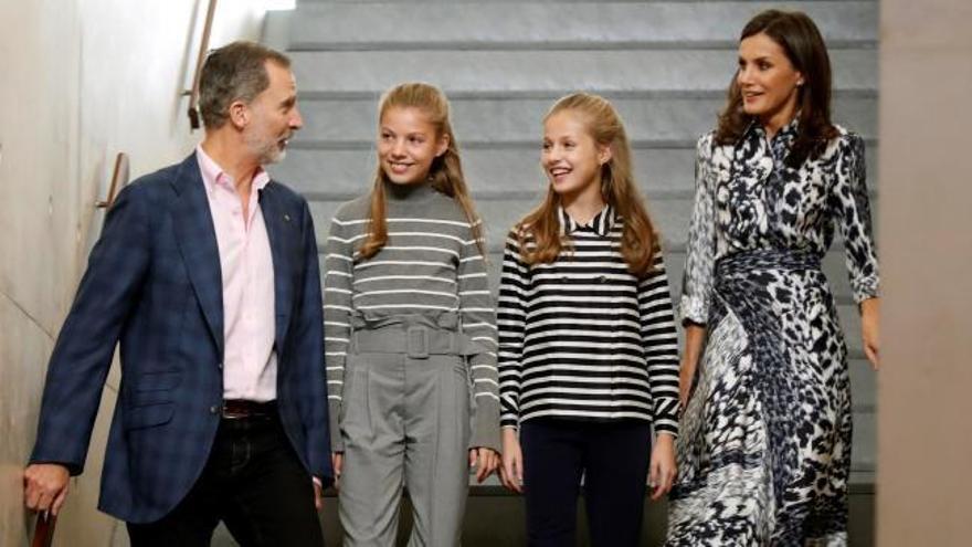 Los Reyes y sus hijas participan en varios talleres de la Fundación Princesa de Girona