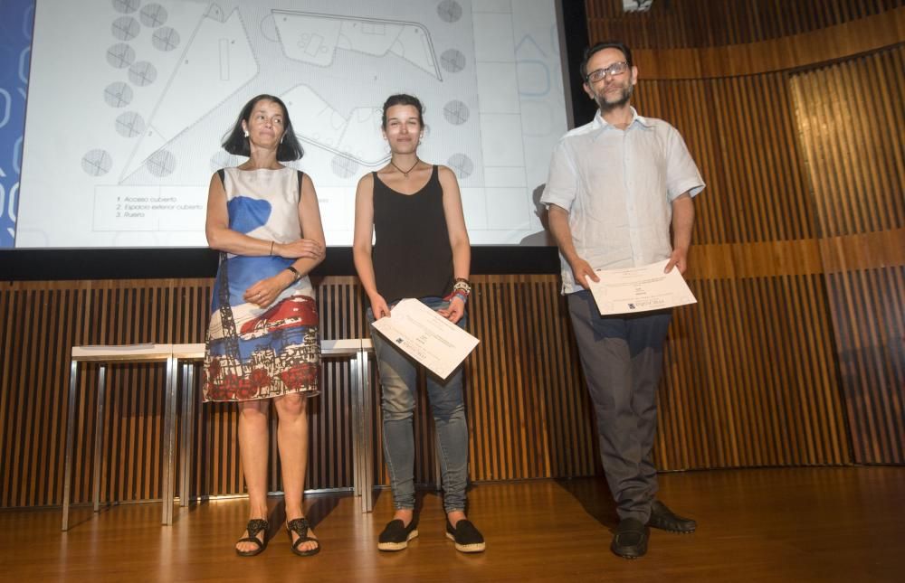 La propuesta "A través del hogar", realizada por cuatro arquitectos y una estudiante, ha ganado hoy el concurso "MiCasita" que buscaba la mejor solución habitacional para los sintecho de A Coruña.