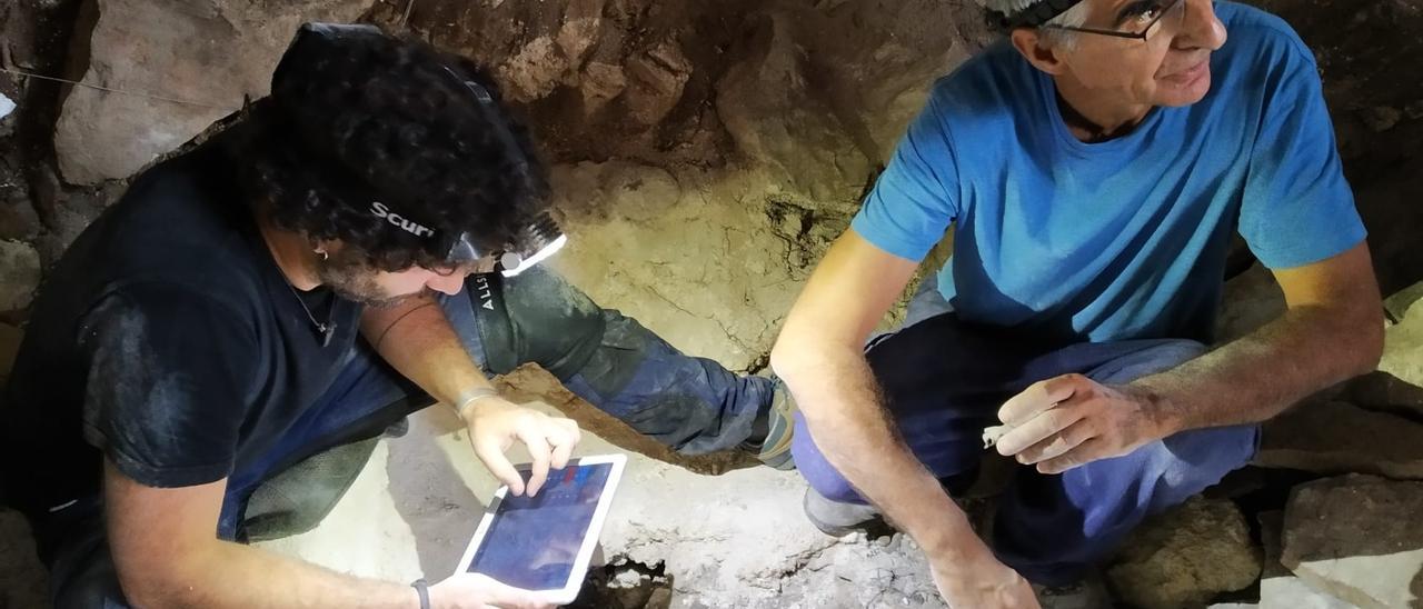 Jaume Deyà y Javier Aramburu, en la cueva excavada.