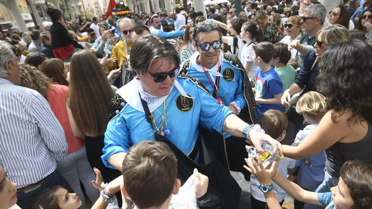 Fiesta en el centro de Murcia: el pasacalles sardinero desata la locura horas antes del Entierro