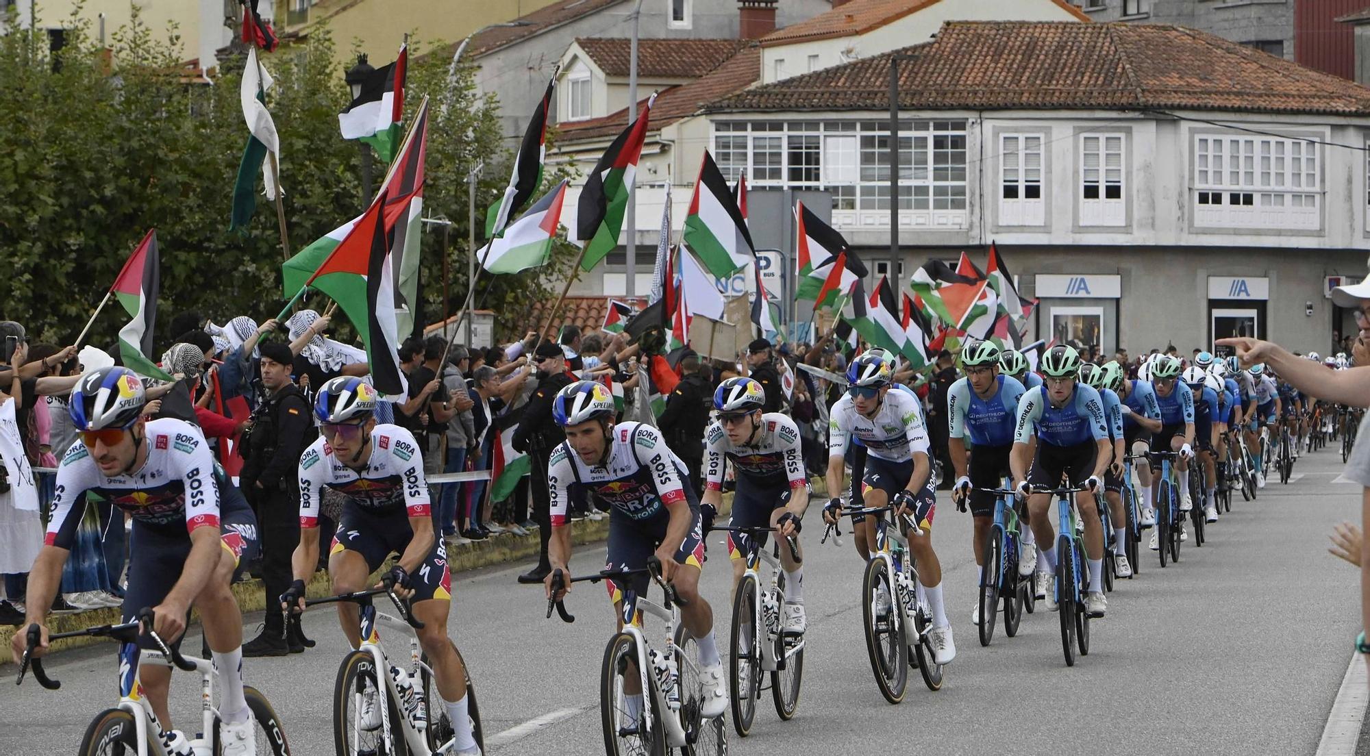 Concentraciones contra el equipo de Israel por el genocidio en Gaza durante el paso de La Vuelta por Pontevedra