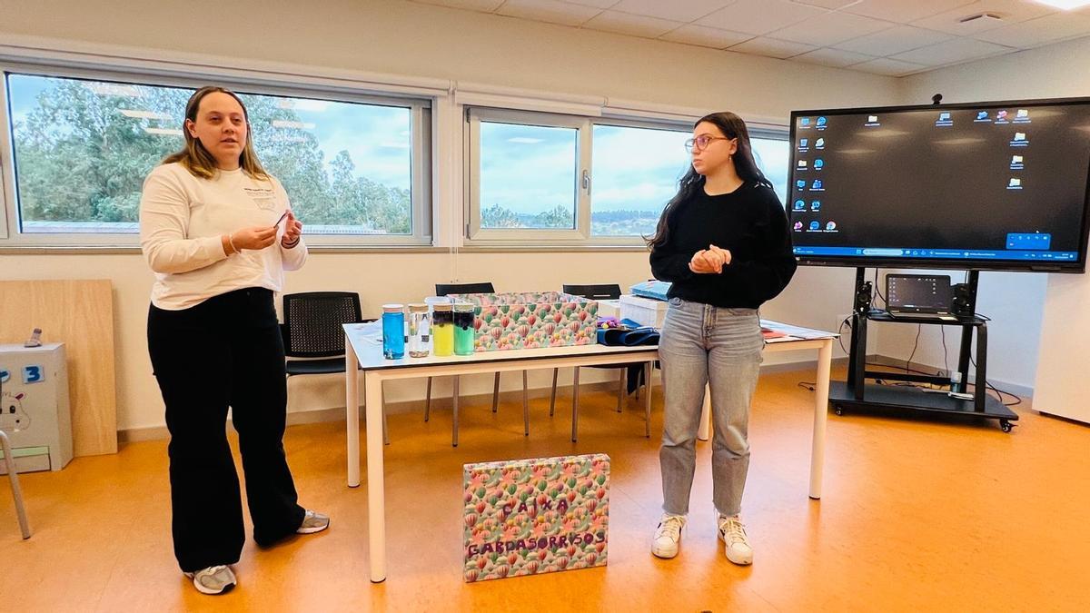 Alumnas da USC presentando os recursos en Aspaber.