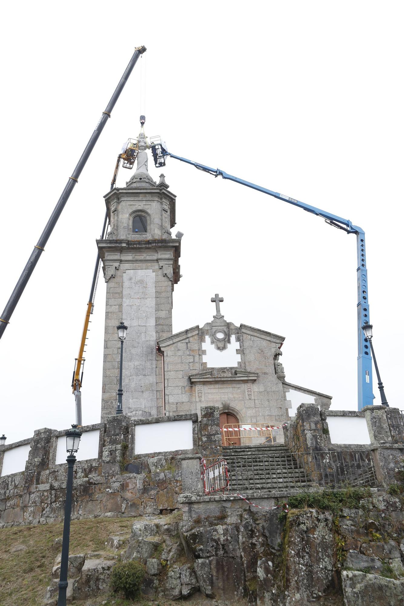 Así fue la instalación del Cristo en A Guía