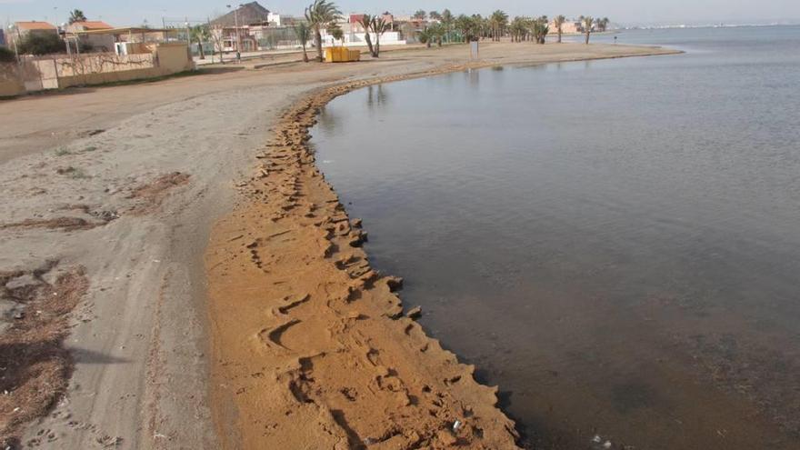 Uno de los espigones de la playa de Los Urrutias, en una imagen reciente.