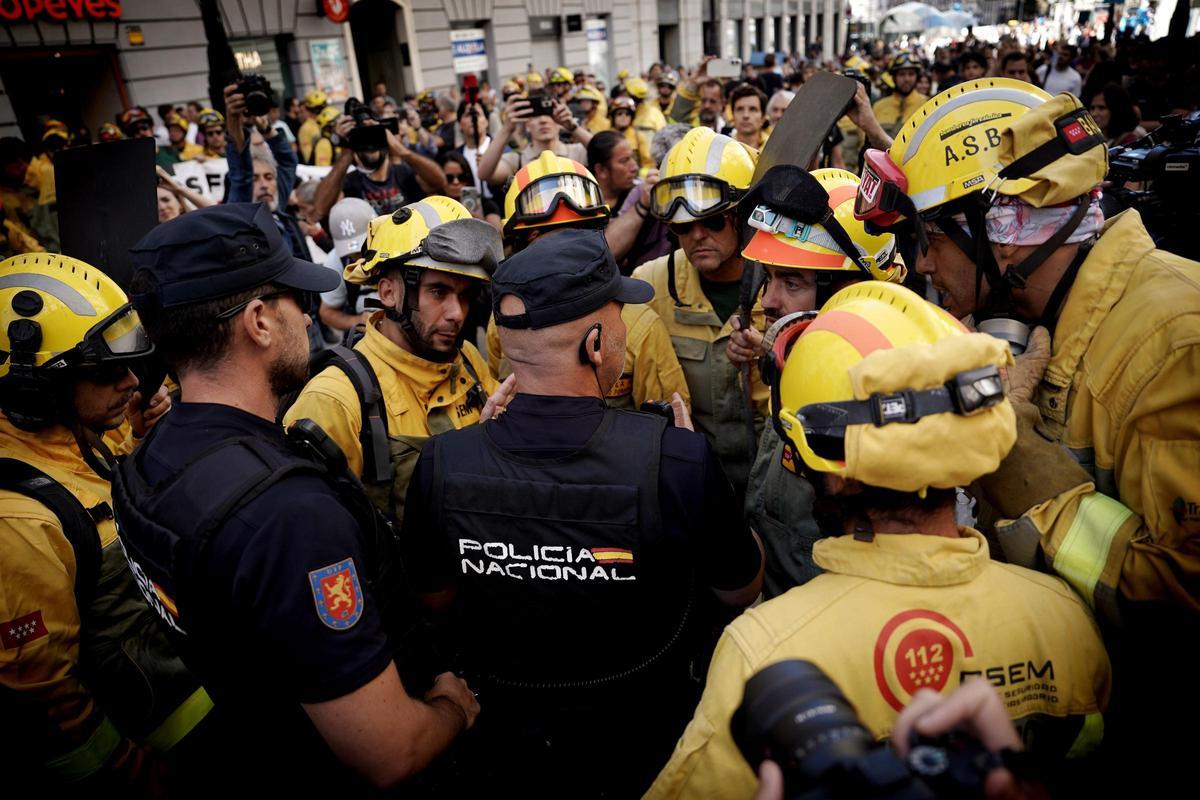 Concentración de bomberos forestales de la Comunidad de Madrid en el ministerio de Hacienda.
