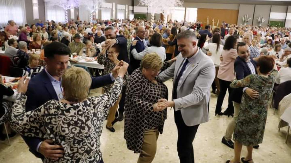 El alcalde baila con una de las asistentes