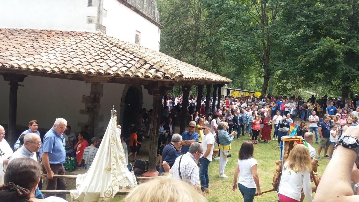 La Virgen de Miravalles, durante la procesión alrededor de la ermita, en una edición pasada de la fiesta. | Leoncio Camporro