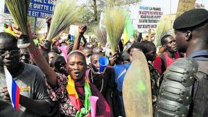 Manifestación en Bamako en febrero pasado. La gente celebra la retirada francesa con banderas rusas en las manos. 