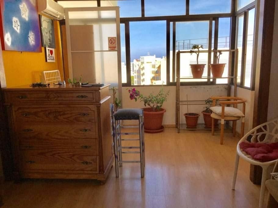 Literas en un balcón de Ibiza a 50 euros la cama por noche