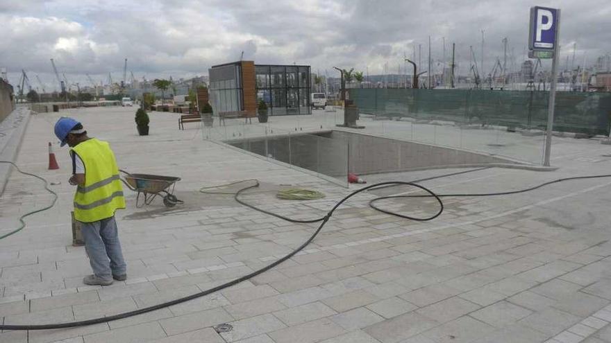 Un obrero trabaja en la explanada de O Parrote a la altura de Puerta Real.