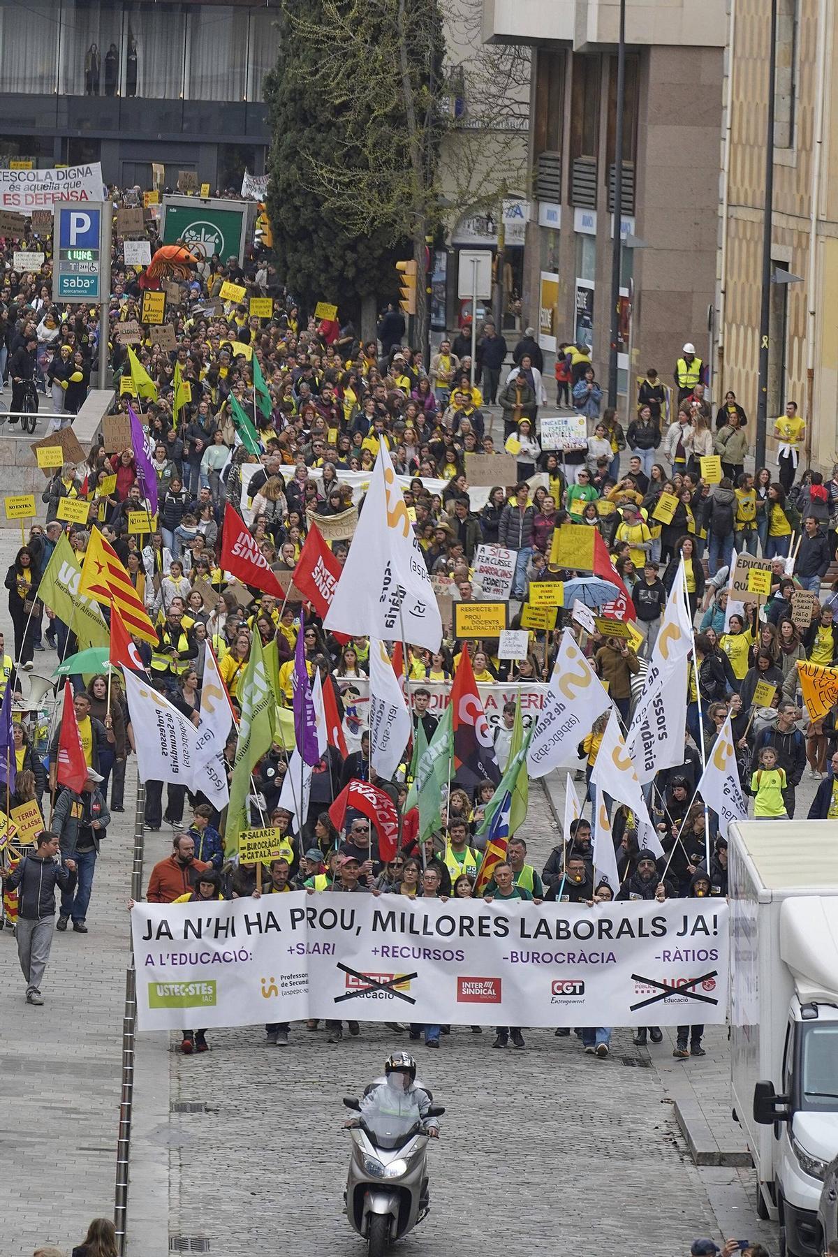 Les imatges de la protesta dels docents davant de la Generalitat a Girona