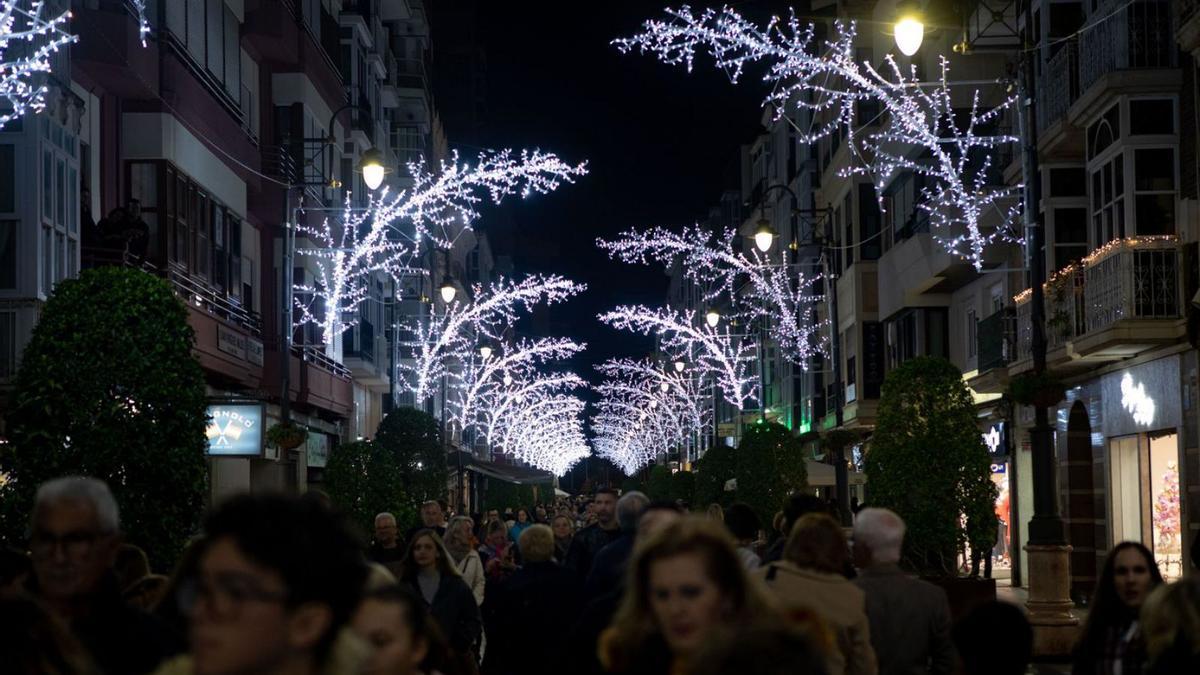 Luces instaladas en la calle del Carmen durante las pasadas navidades. | LOYOLA PÉREZ DE VILLEGAS