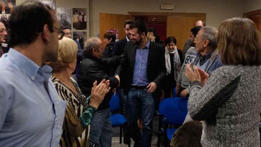 Luis Tudanca, en el centro, saluda a los militantes socialistas de Zamora capital.