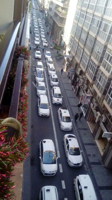 Protesta de los taxistas de Alicante contra la liberación del transporte en la estación del AVE