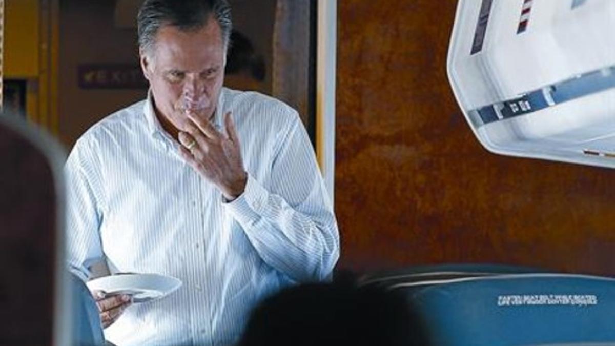 Mitt Romney, a bordo del avión en el que viajaba a la ciudad de Las Vegas (Nevada), ayer.