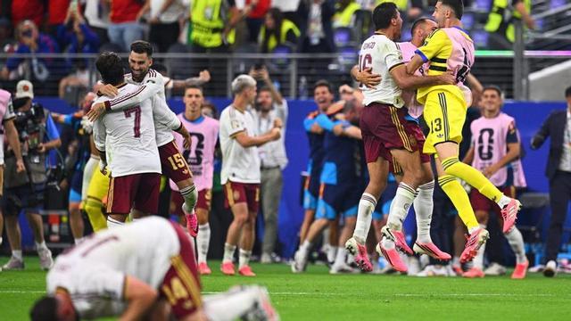 Els jugadors de la selecció espanyola celebren el pas a la final del Mundial, dimarts al Dallas Stadium.  | TOM WELLER / DPA VIA EUROPA PRESS