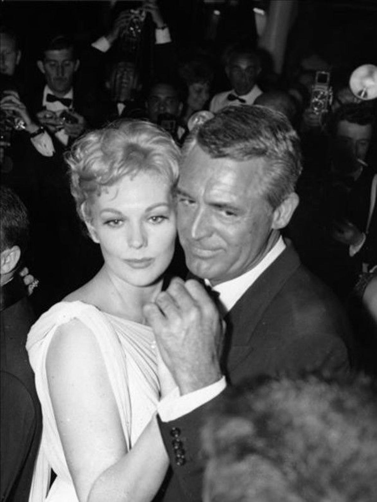 El 13 de de mayo de 1959 la actriz estadounidense Kim Novak bailó con Cary Grant, tras la presentación de la película En mitad de la noche.