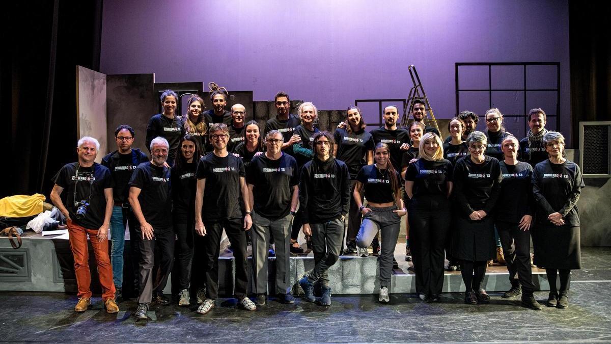 El grup tècnic i artístic de la Innocentada llueix les samarretes elaborades per a l’ocasio, a l’escenari del Teatre Conservatori de Manresa
