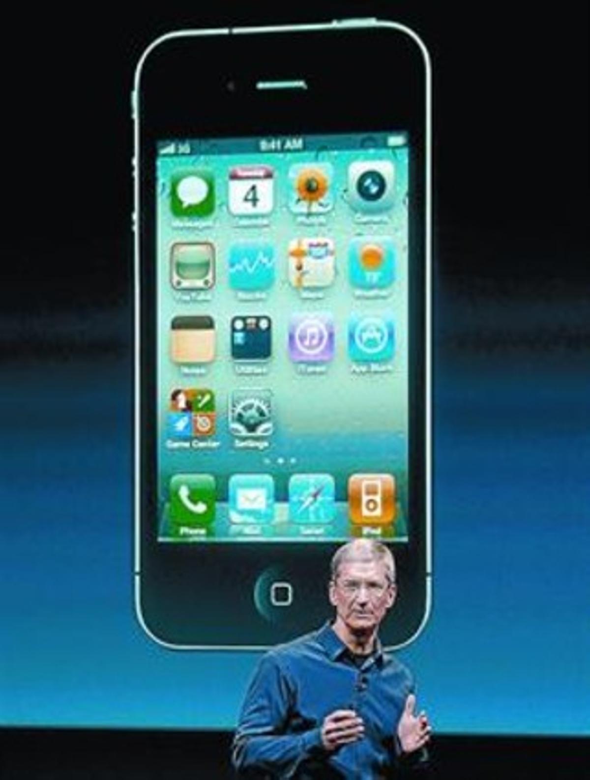 AL CAPDAVANT 3 Tim Cook, dimarts, durant el seu primer gran acte com a nou conseller delegat d’Apple: la presentació de l’iPhone 4S. AL CAPDAVANT 3 Tim Cook, dimarts, durant el seu primer gran acte com a nou conseller delegat d’Apple: la presentació de l’iPhone 4S.