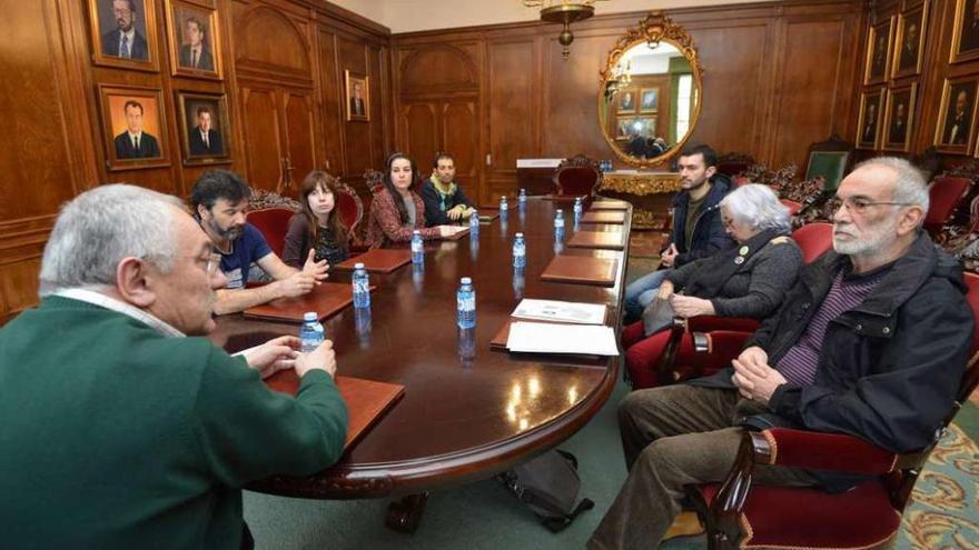 Mosquera (primero por la izquierda), en la reunión con miembros de la plataforma &quot;Non a fusión&quot;. // G.S.