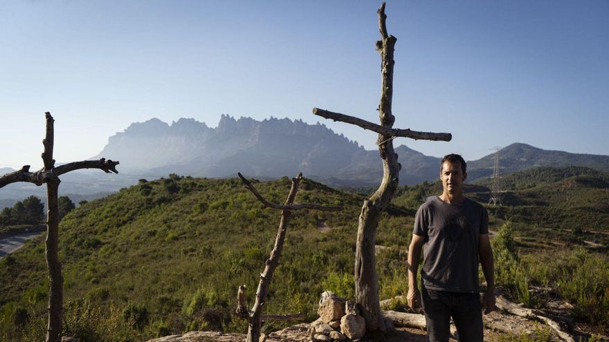 L’artista i bomber guardiolenc la setmana passada en la instal·lació que va crear ara fa una dècada: «ara, de creus en queden 20 o 30 com a màxim» | OSCAR BAYONA