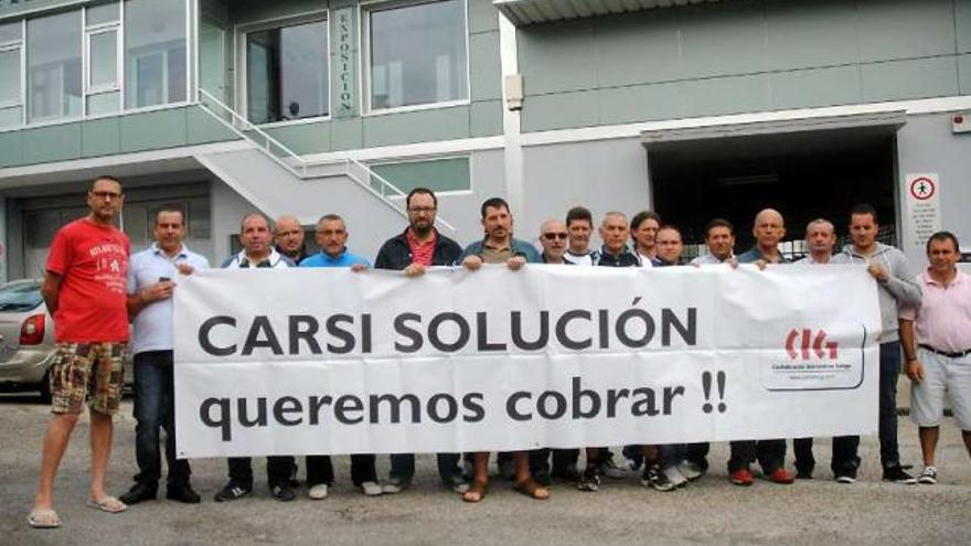 Protesta de trabajadores de una firma de la construcciòn que cerró el pasado año.  // Rafa Vázquez