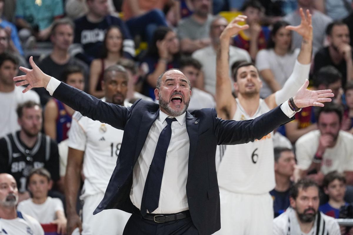 Chus Mateo, reaccionando airadamente