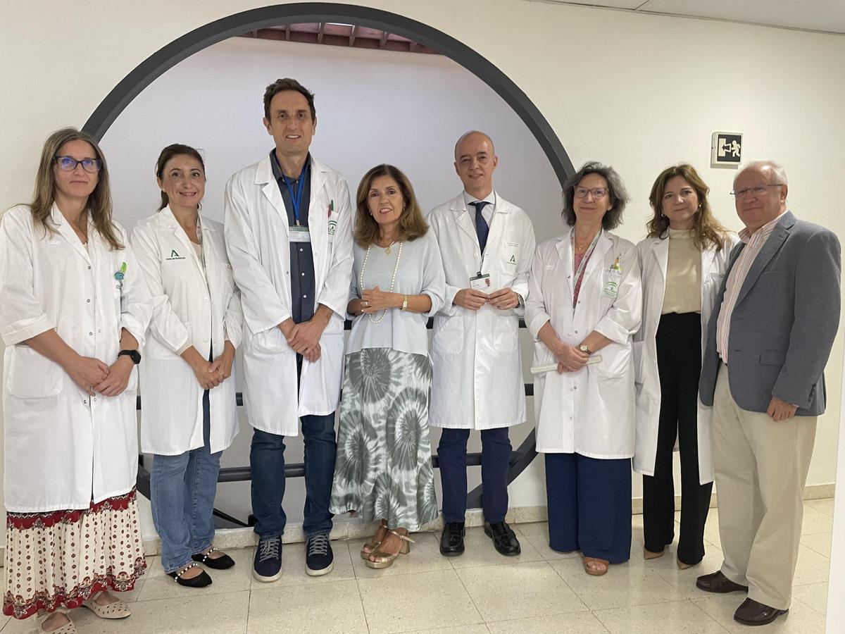 Profesionales, autoridades y miembros de Asaenec, durante el acto por el Día de la Salud Mental en el hospital Reina Sofía.