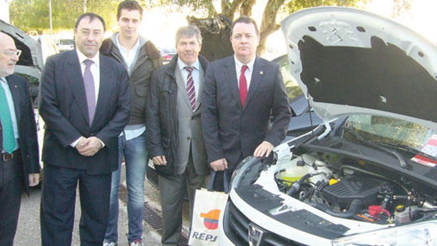 Autoridades y representantes de Repsol, ayer.