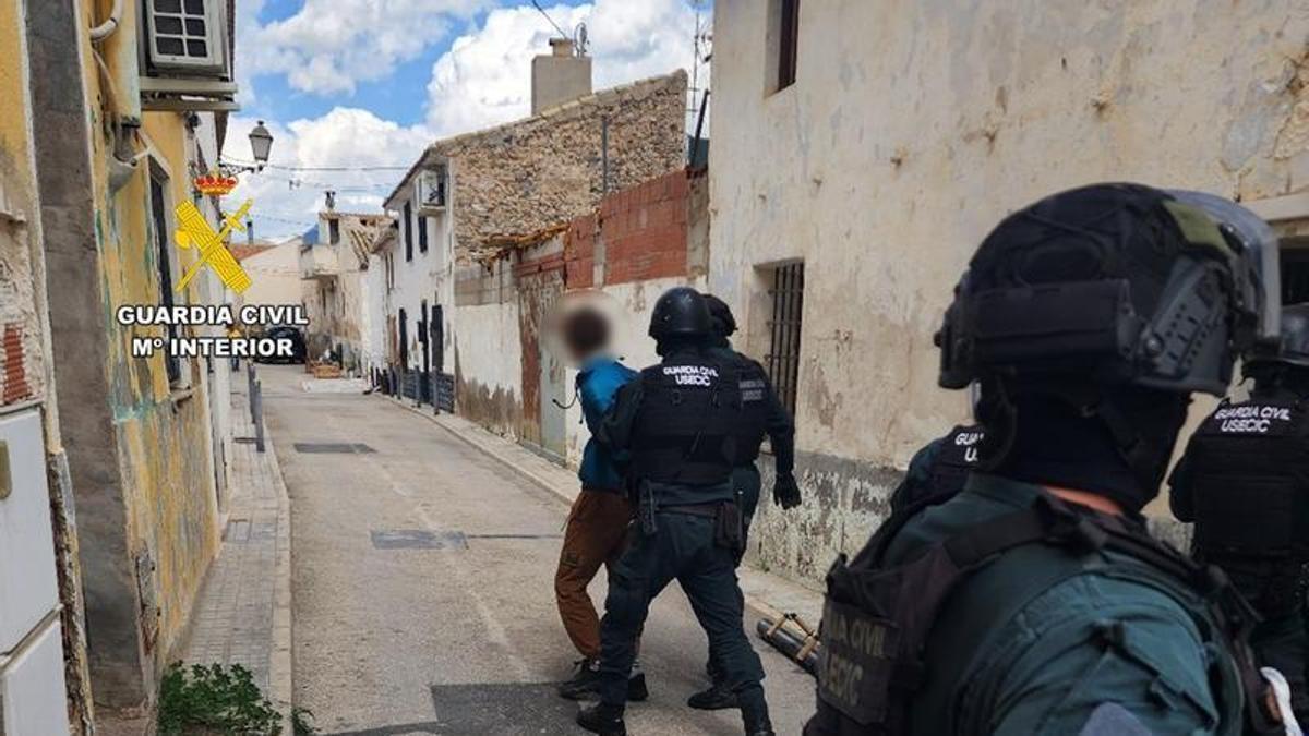 La Guardia Civil traslada a uno de los detenidos.