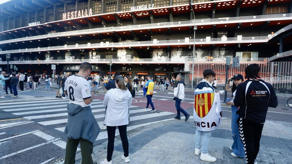 Público en los zlrededores del viejo Mestalla.