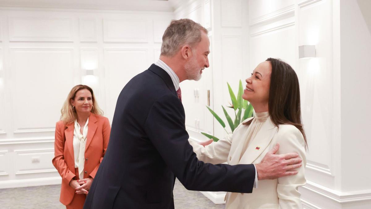 Felipe VI saluda a la líder opositora venezolana y Nobel de la Paz María Corina Machado en Chile, adonde los dos han viajado para la toma de posesión de José Antonio Kast como presidente.