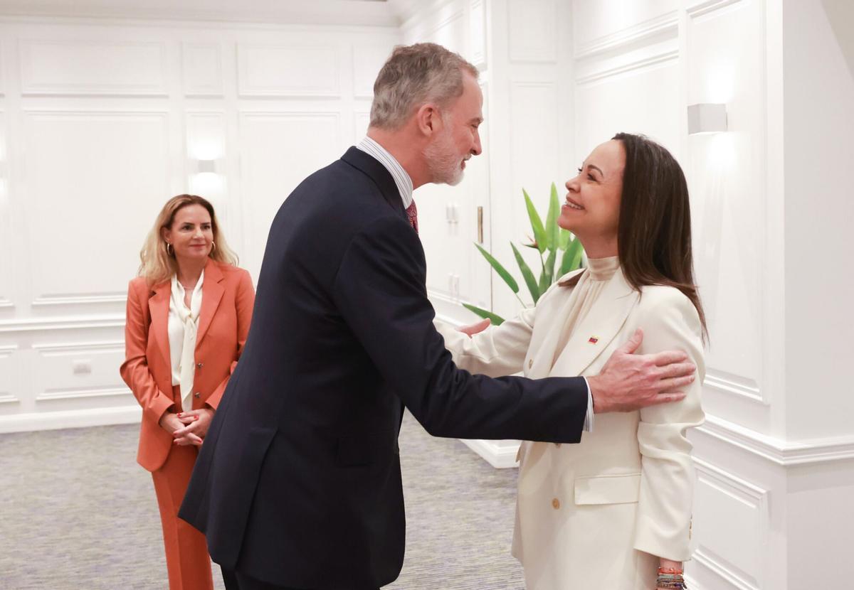 Felipe VI saluda a la líder opositora venezolana y Nobel de la Paz María Corina Machado en Chile, adonde los dos han viajado para la toma de posesión de José Antonio Kast como presidente.