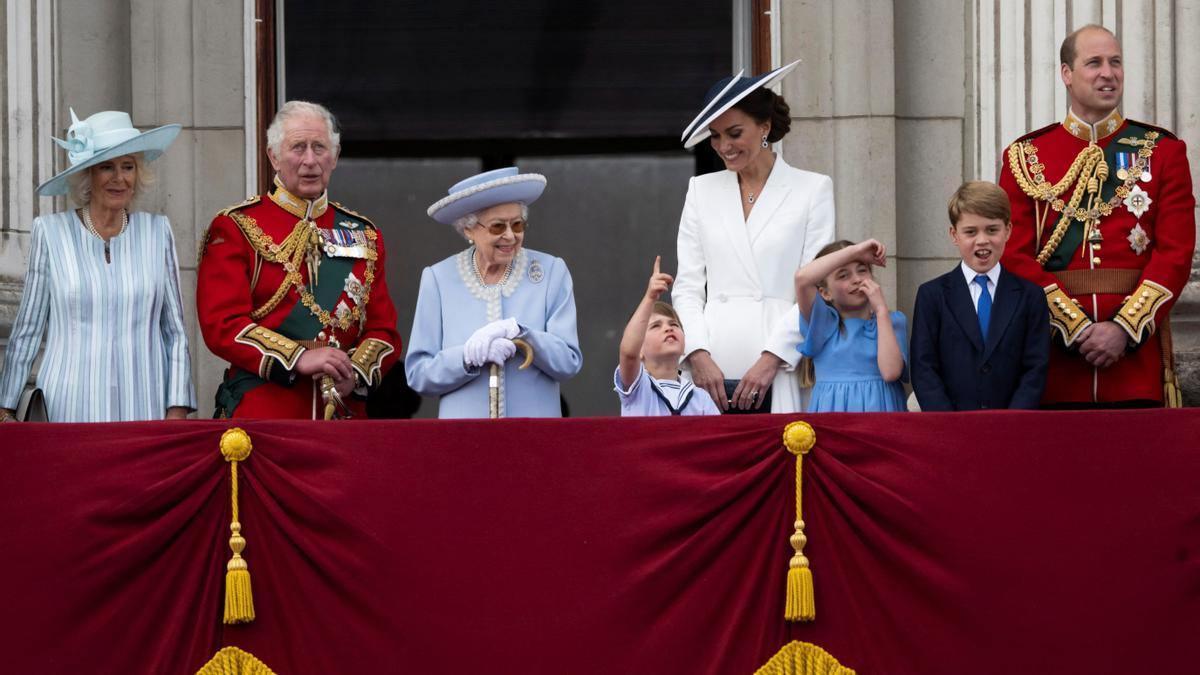 Isabel II y su familia durante el tradicional saludo en Londres.