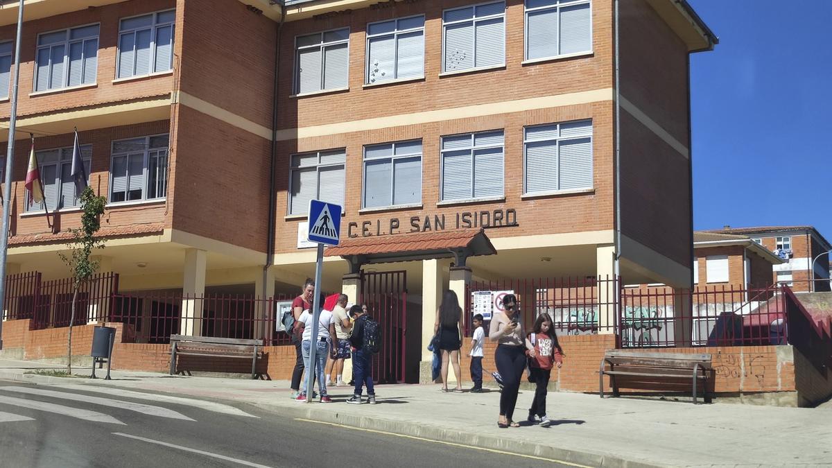 Escolares de San Isidro saliendo del centro el pasado viernes, el primer día de curso.