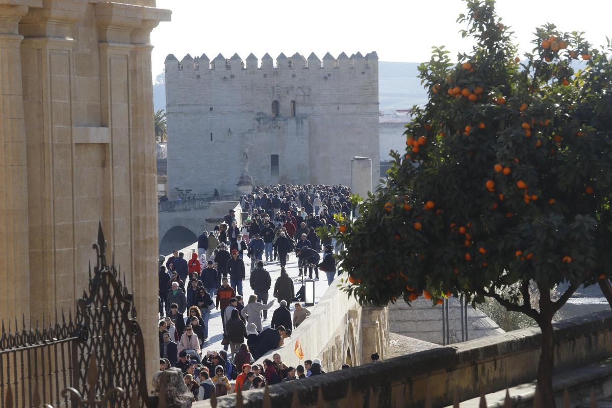 Turistas en el Puente Romano.