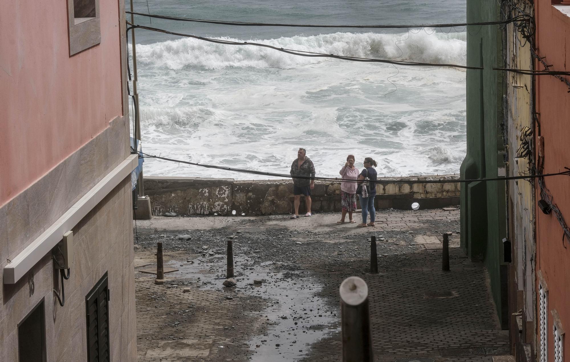 Este miércoles, vecinos, Policía Local y Bomberos de LPGC llevaron a cabo labores de acondicionamiento y prevención tras las inundaciones por el fuerte oleaje en el barrio de San Cristóbal, en la capital grancanaria.