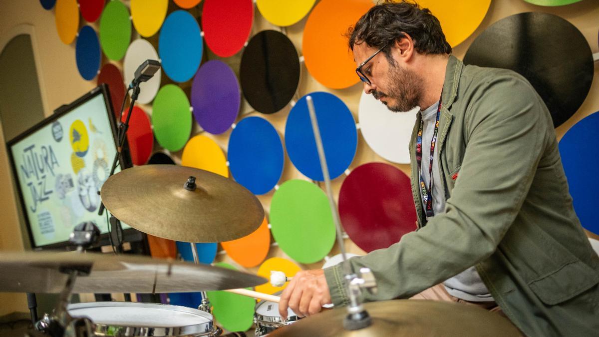 El batería Ancor Miranda durante la presentación de Naturajazz.