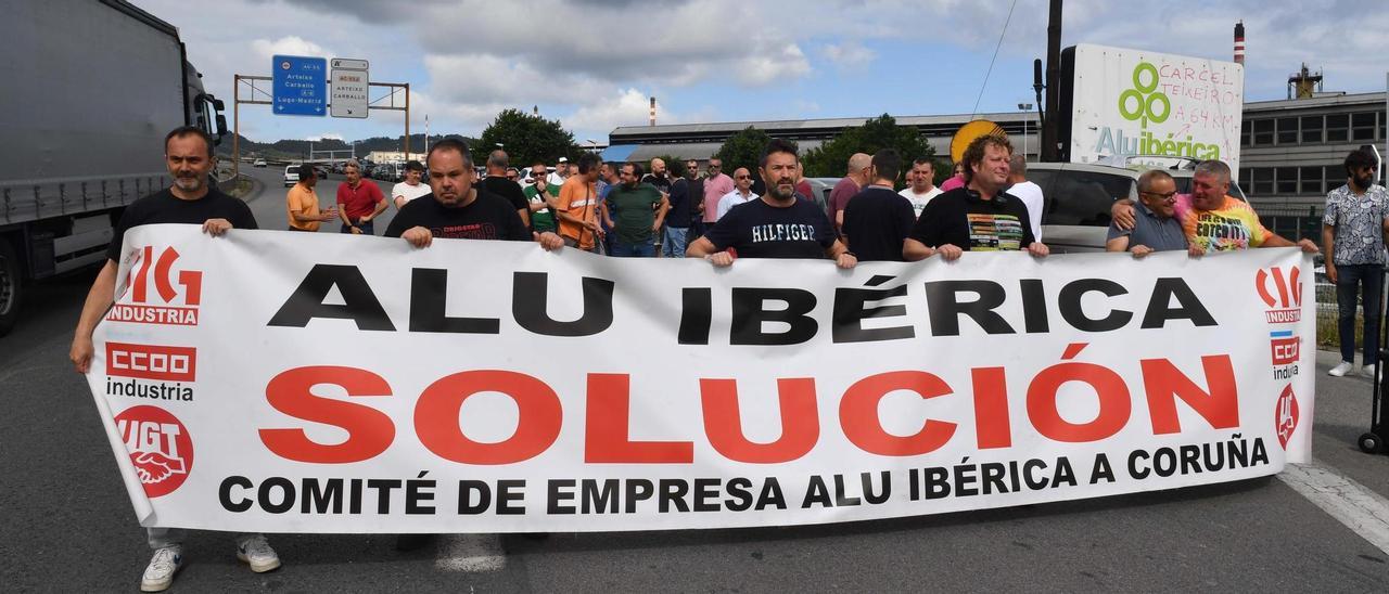 Trabajadores de Alu Ibérica, durante una manifestación