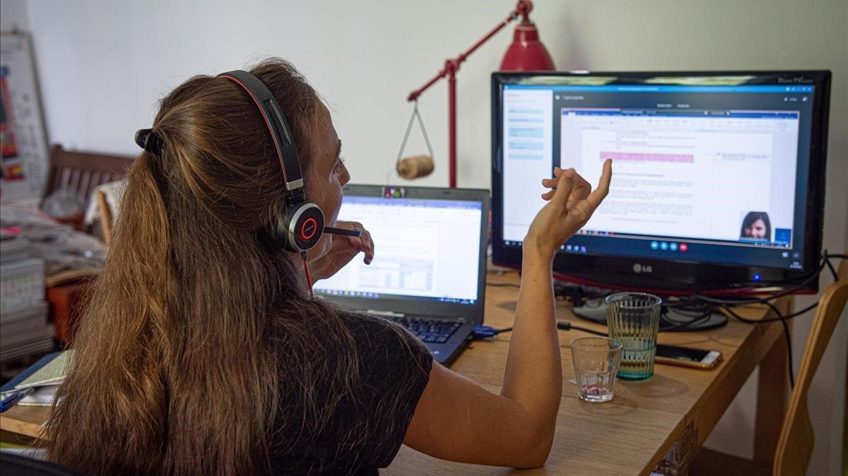 Una mujer teletrabajando en casa.