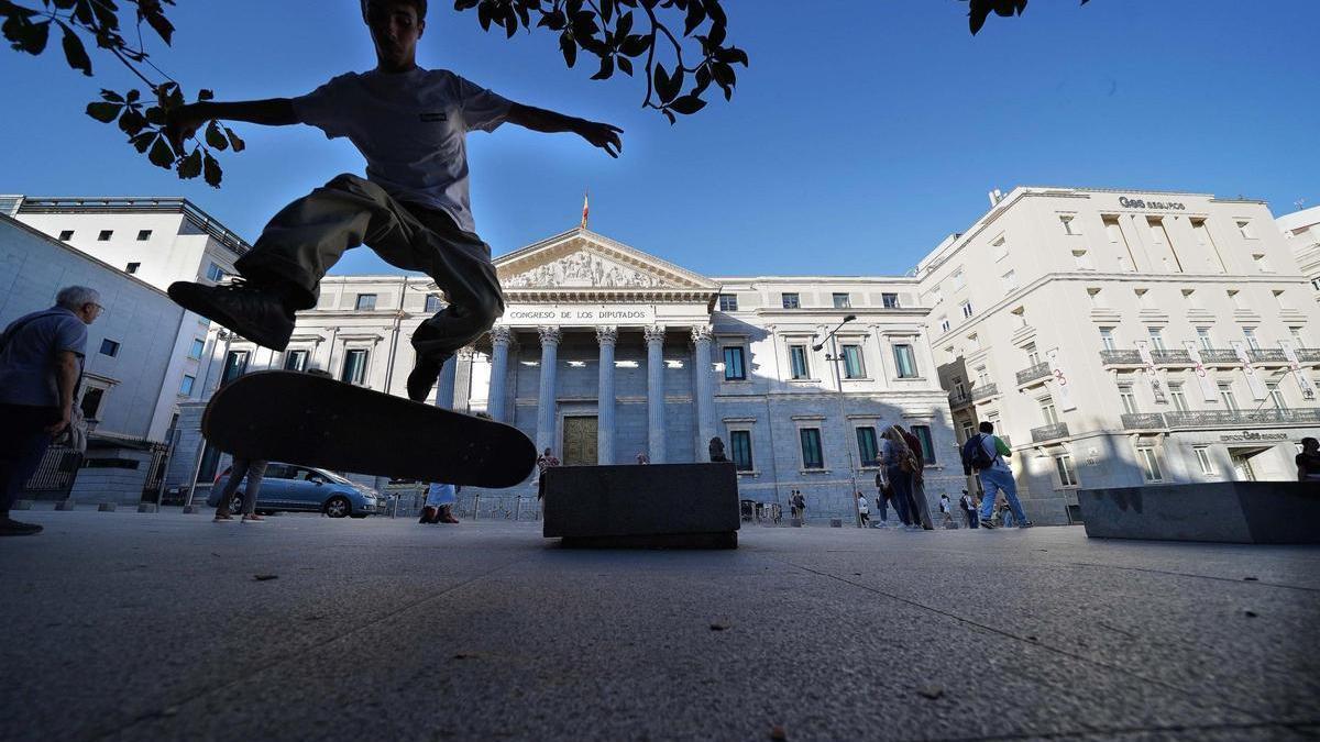 Joven haciendo skate frente al Congreso de los Diputados.