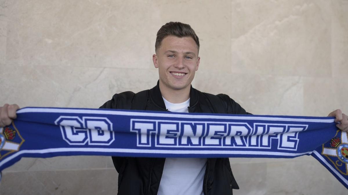 El nuevo jugador del CD Tenerife, Germán Valera, tras aterrizar en la Isla.