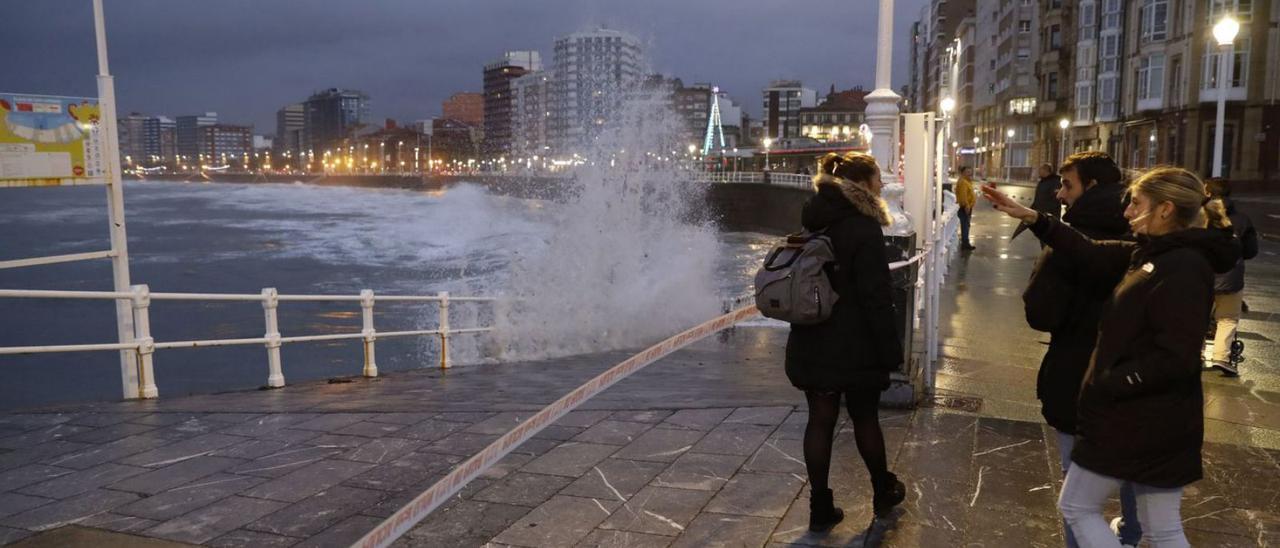 El mar batiendo en San Lorenzo, en Gijón. | Marcos León