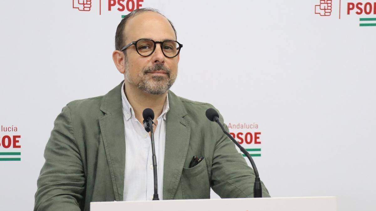 El parlamentario andaluz del PSOE por Córdoba, Antonio Ruiz, este lunes, en la sede provincial.