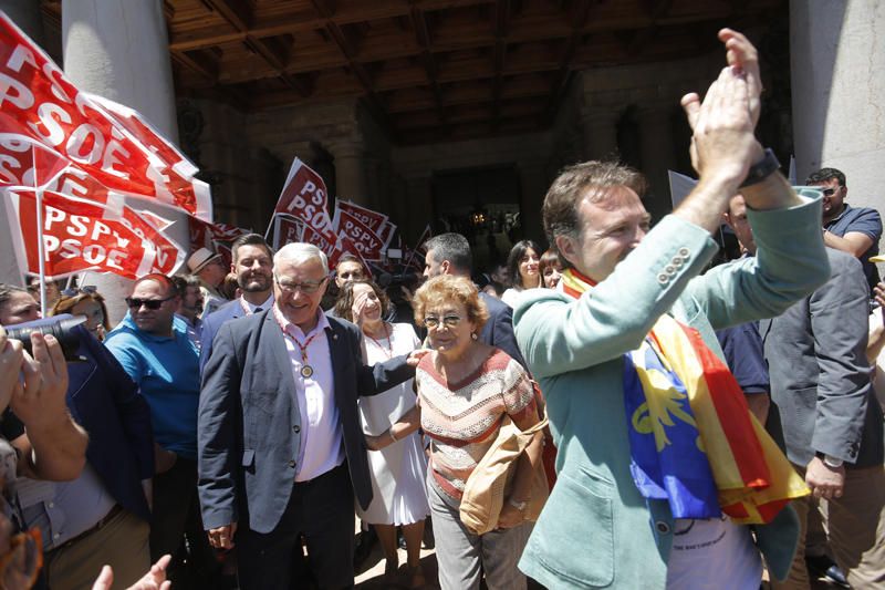 Baño de masas de Ribó y Gómez tras la constitución del ayuntamiento