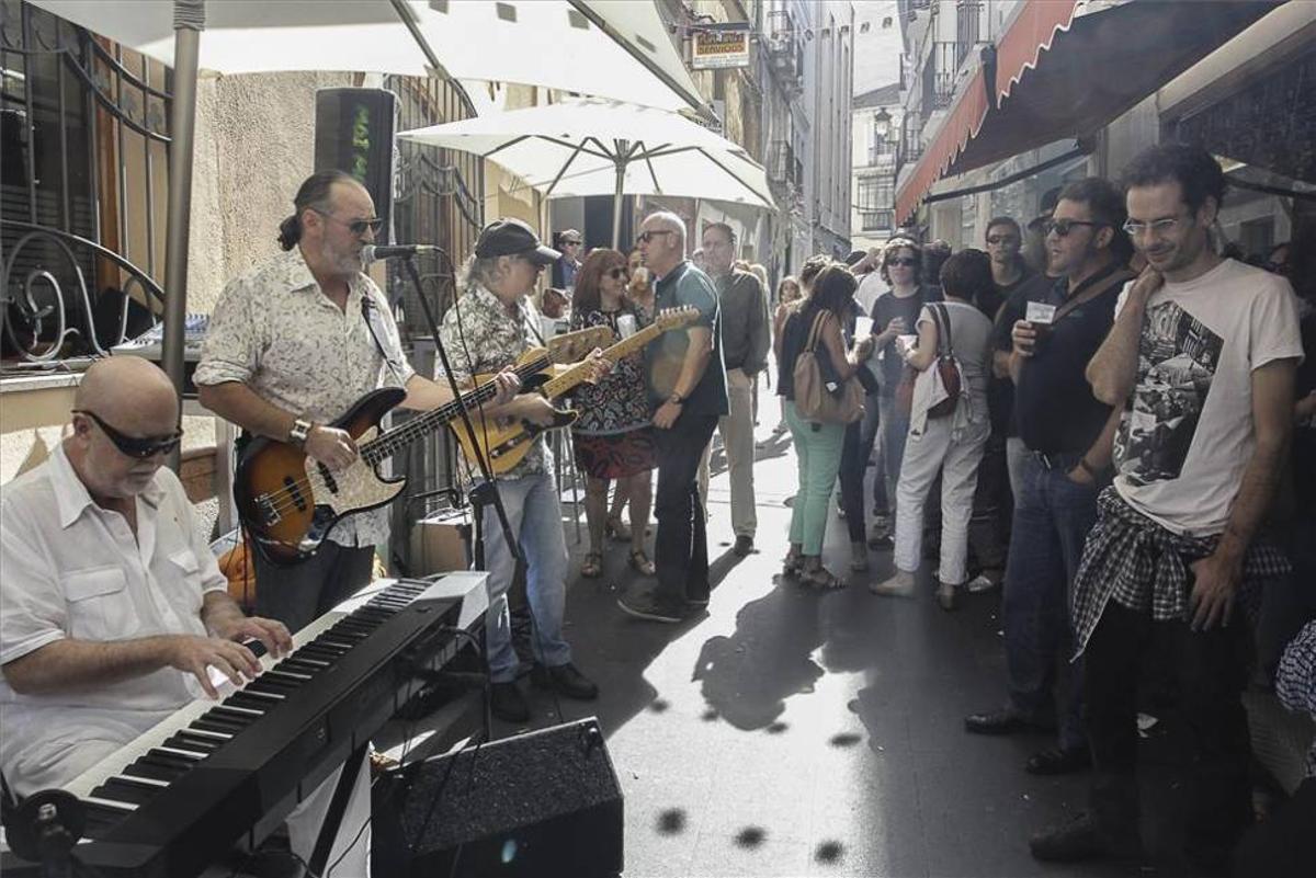 La calle Moret de Cáceres da la bienvenida al blues con una paellada y un concierto