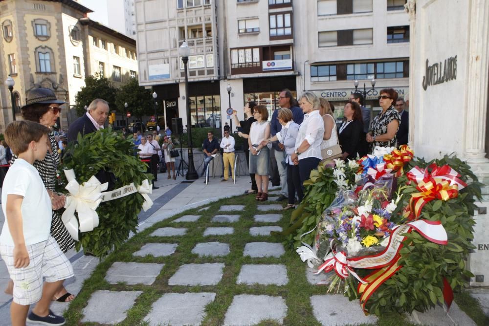 Ofrenda floral a Jovellanos en Gijón