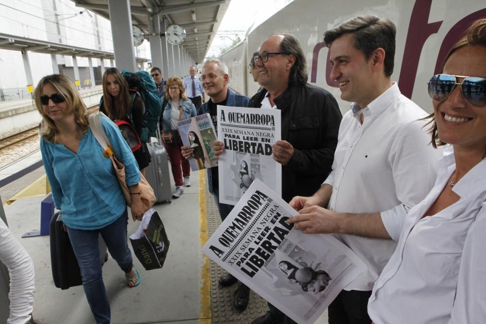 Llegada del "tren negro" a la estación de Gijón.