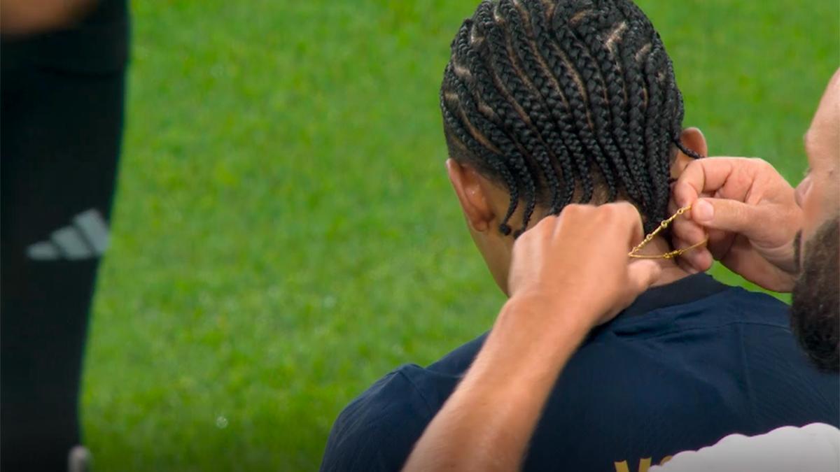 Alguien del staff de Francia le quita el colgante a Koundé en pleno partido ante Polonia