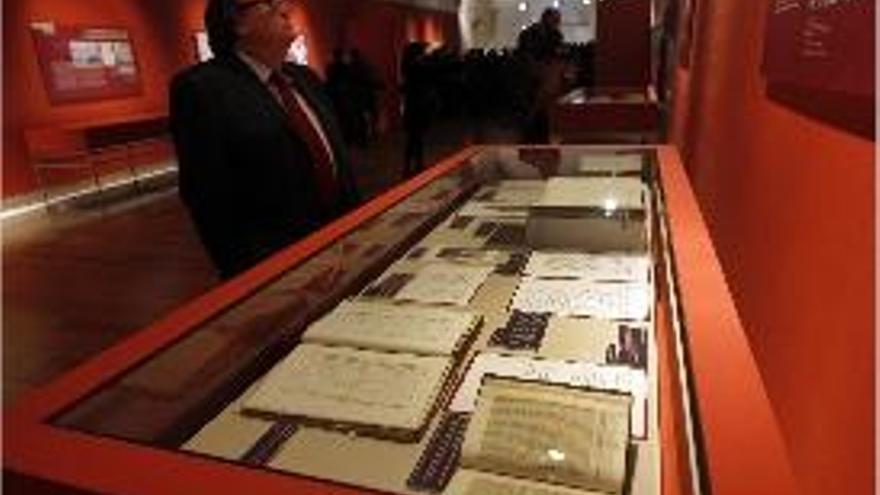 Un visitante en la muestra que acoge la Biblioteca Valenciana.